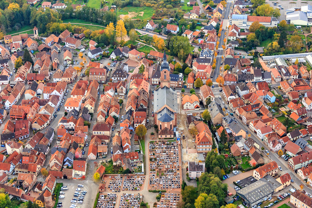 Aerial view: Town centre with Église Saint-Michel de Reichshoffen from the east in Reichshoffen in the state Bas-Rhin, France. – Photo: IMG_084860.jpg taken on 10/24/2015 by Werner Riehm/FLY-FOTO.com – Resolution of the original: 5472 x 3648 px