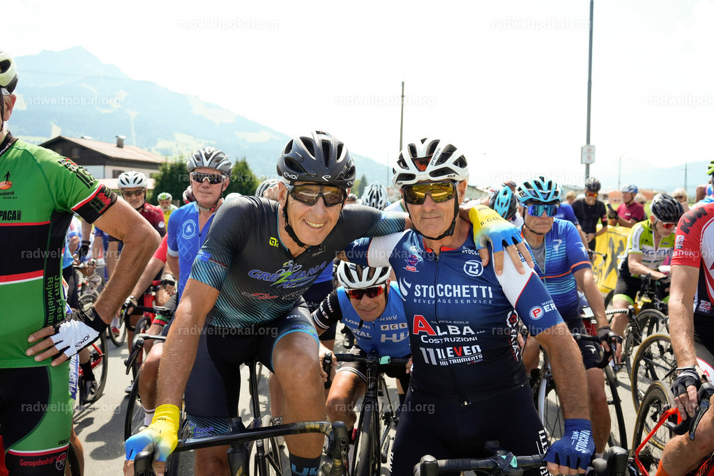471_20230817_Bewerb_Maenner_Muehlanger | AUT - OESTERREICH, 2023-08-16: SPORT RENNRAD-FAHREN - 55. INTERNATIONALER RADWELTPOKAL IN ST. JOHANN IN TIROL  - Vintage-Radrennen mit WM-Bronze-Medaillen-Siegerin Christina Schweinberger, den Teilnehmer und Alexander Baumann (vom Orginastions-Team) - TAG 2 BEWERB MAENNER IN SECHS GRUPPEN  ; Foto: Roland Muehlanger
