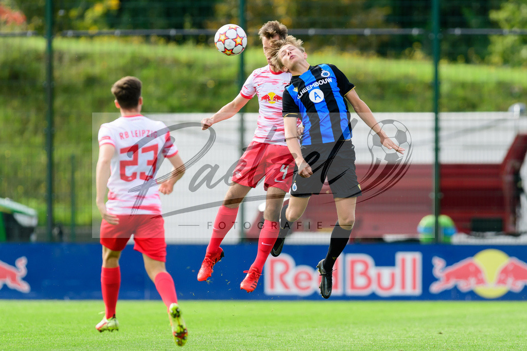 YLLEBR20210928_004 | Fussball, A-Junioren: Julius Pfennig (RB Leipzig) und Romeo Vermant (Club Brugge KV) im Zweikampf beim Spiel der UEFA Youth League zwischen RB Leipzig und FC Bruegge im Stadion am Cottaweg am 28.09.2021 in Leipzig, Deutschland. - Realisiert mit Pictrs.com