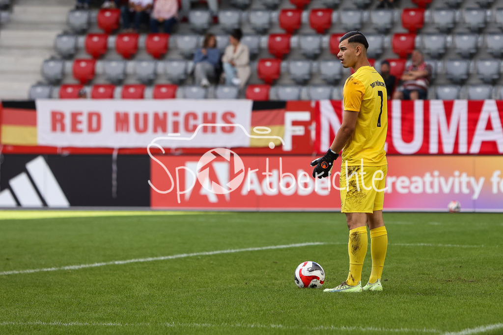 FC Bayern Muenchen U19 - TSV 1860 Muenchen U19 | Miran QELA (TSV #1) am Ball / Freisteller / Einzelfoto