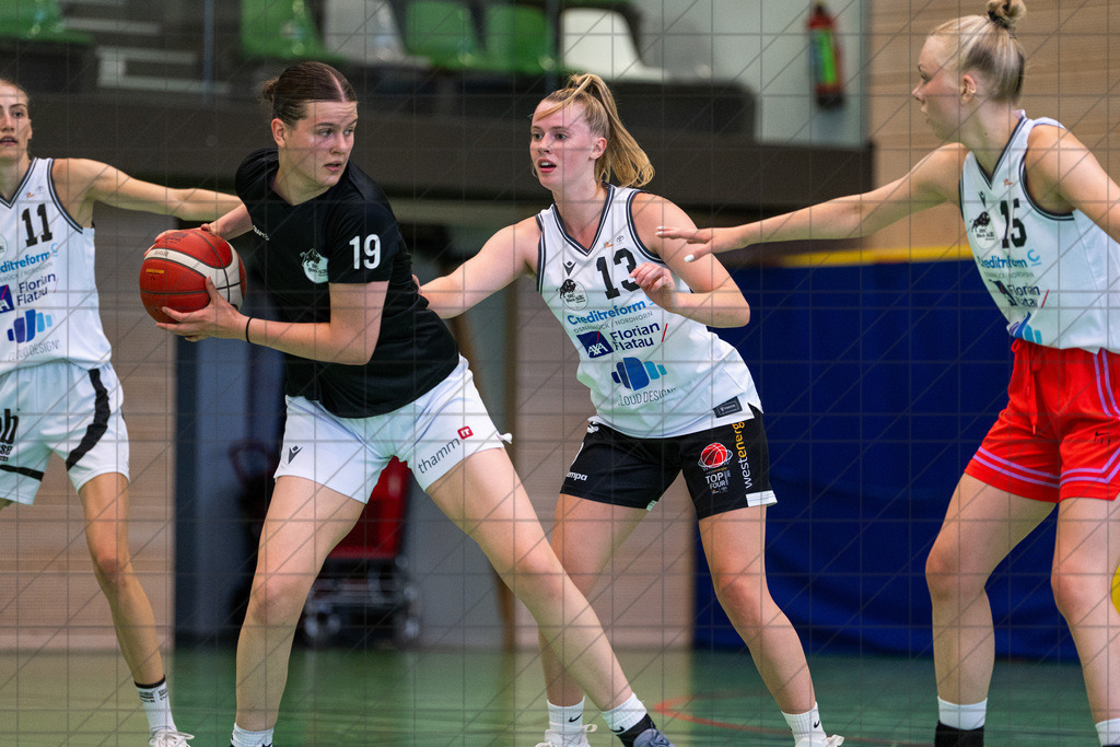2. DBBL Nord 25/26 | Saisonvorbereitung des BBC Osnabrück | ARLT Carlotta (BBC Osnabrück #19) gegen ENOCHS Emily (BBC Osnabrück ab Saison 25/26) //  Osnabrück / Deutschland / 26.06.25: 2. DBBL Nord 25/26 | Saisonvorbereitung des BBC Osnabrück //   CREDIT:www.bullenfotos.de, Martin König, Hörner Weg 40, D-49078 Osnabrück, +4917663732967 // Nutzung und Weitergabe nur zu den vereinbarten Zwecken. Presseanfragen an Ersteller. Alle Rechte beim Ersteller. Honorierung nach MFM. - Realisiert mit Pictrs.com