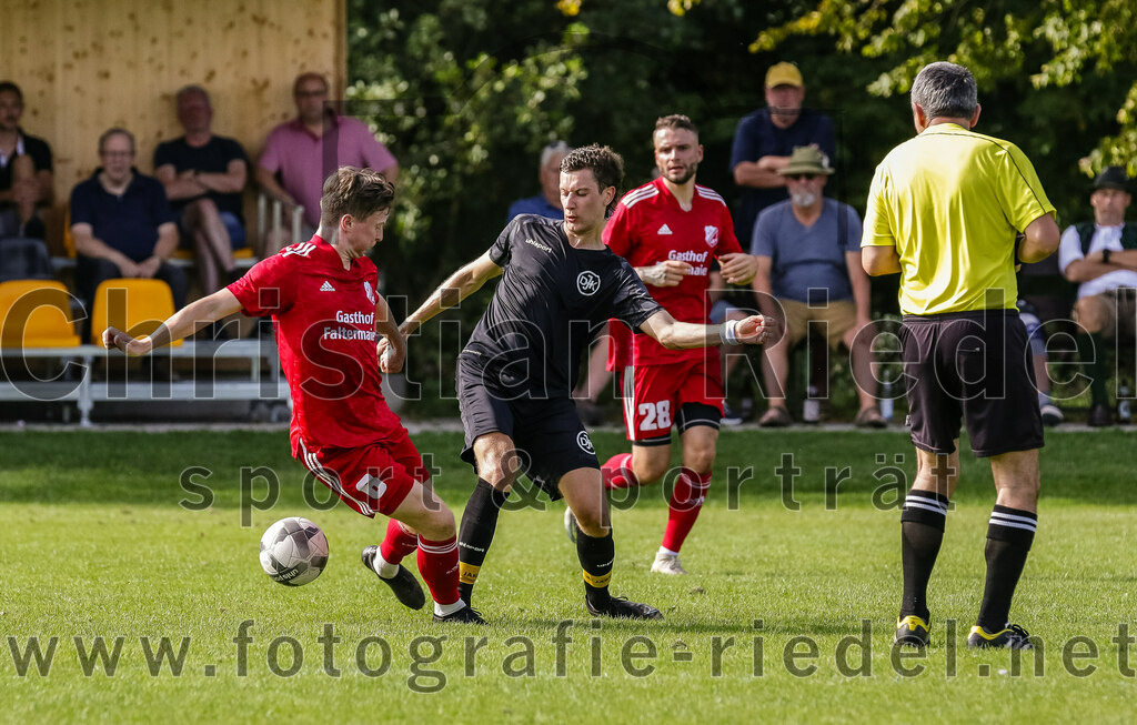 2023-09-17_092_DJK_Ottenhofen_gegen_FC_Finsing_II | Ottenhofen, Deutschland, 17.09.2023:
Fußball, Kreisklasse 2023 / 2024, 7. Spieltag, DJK Ottenhofen gegen FC Finsing II, Endergebnis: 3:0

Maximilian Eberhardtg (FC Finsing, #6), Thomas Lippacher (DJK Ottenhofen, #19), Benedikt Schiwietz (FC Finsing, #28), Schiedsrichter Edib Mehmedovic

Foto: Christian Riedel / fotografie-riedel.net