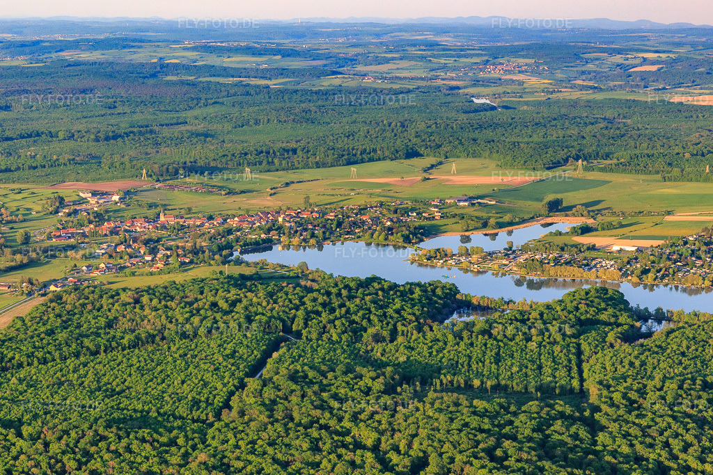 Luftbild: Ortsansicht am Mittersheimer See aus Westen in Mittersheim im Bundesland Moselle in Frankreich. Foto: IMG_146188.jpg vom 01.05.2025 durch Werner Riehm/FLY-FOTO.de