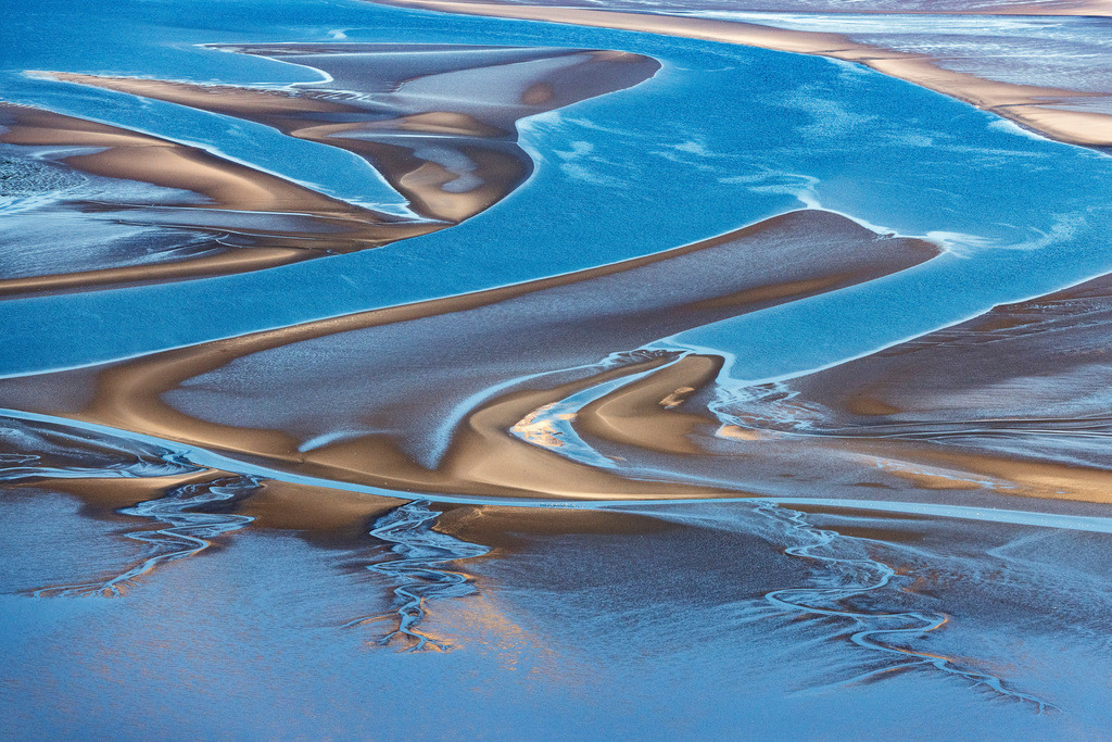 dr__0057067.jpg | SANKT PETER-ORDING 18.09.2020 Sandbank- Landfläche in der Meeres- Wasseroberfläche - welche Mäander ausbilden - in der Nordsee in Hedwigenkoog im Bundesland Schleswig-Holstein. // Sandbank- forest area in the sea water surface of North Sea in Hedwigenkoog in the state Schleswig-Holstein. Foto: Daniel Reiter