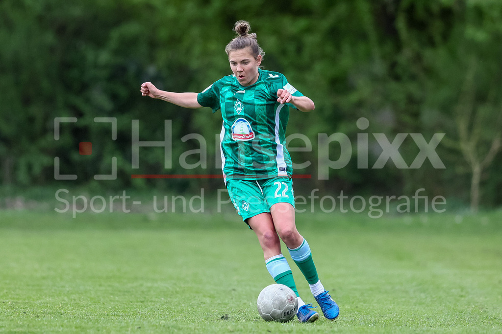 Fussball, Testspiel Frauen, ATS Buntentor - SV Werder Bremen | v.li.: Rieke Dieckmann (SV Werder Bremen, 22) am Ball, Freisteller, Einzelbild, Ganzkörper, Aktion, Action, Spielszene