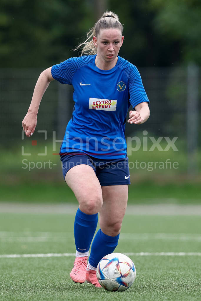 Fussball, Aufstiegsrunde Regionalliga Nord Frauen, FC Union 60 - SC Victoria Hamburg | Jara Schofeld (SC Victoria Hamburg, 18) am Ball, Freisteller, Einzelbild, Ganzkörper, Aktion, Action, Spielszene