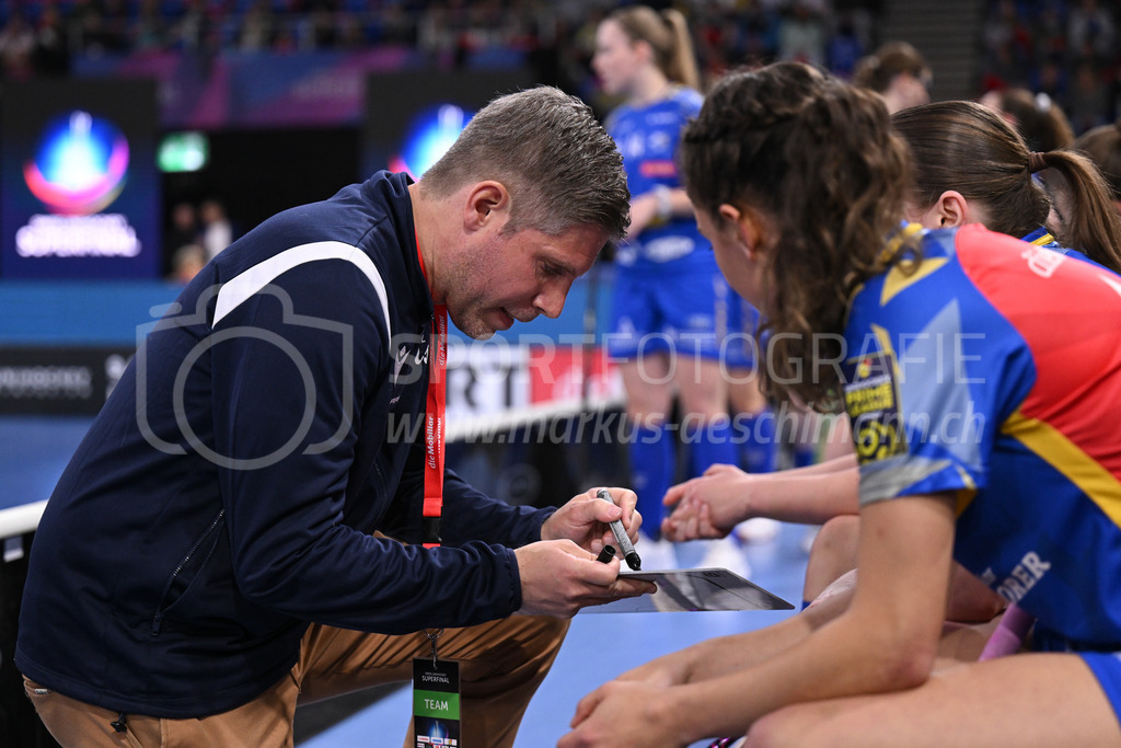 Kloten-Dietlikon Jets vs Skorpion Emmental Zollbrück - 15. April 2023 | 15.04.2023, Kloten, stimo arena, Swiss Unihockey Superfinal Frauen: Kloten-Dietlikon Jets - UHV Skorpion Emmental, Coach Rolf Kern (Kloten-Dietlikon Jets). - Realisiert mit Pictrs.com