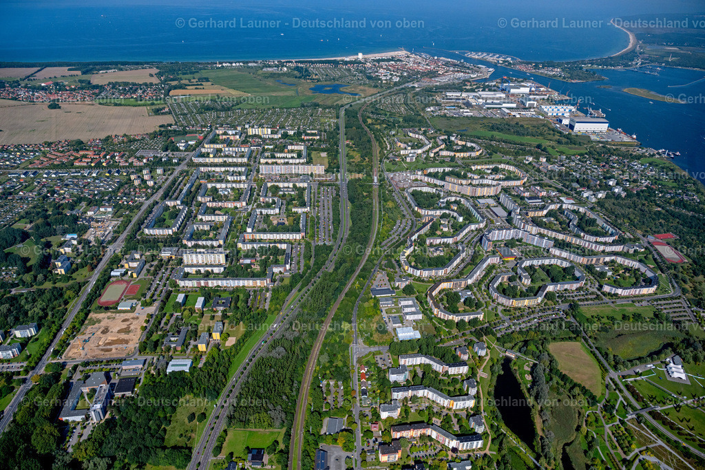 4061899 | ROSTOCK 08.09.2021 Hochhäuser im Wohngebiet einer industriell gefertigten Plattenbau- Siedlung mit Warnemünde und Ostseeküste im Hintergrund im Ortsteil Groß Klein in Rostock an der Ostseeküste im Bundesland Mecklenburg-Vorpommern, Deutschland. Weiterführende Informationen bei: Hansestadt Rostock Tourismuszentrale Rostock &amp; Warnemünde. // High-rise buildings in the residential area of a??a??an industrially manufactured prefabricated housing estate with Warnemuende and the Baltic Sea coast in the background in the district Gross Klein in Rostock on the Baltic Sea coast in the state Mecklenburg - Western Pomerania, Germany. Further information at: Hansestadt Rostock Tourismuszentrale Rostock &amp; Warnemuende. Foto: Gerhard Launer