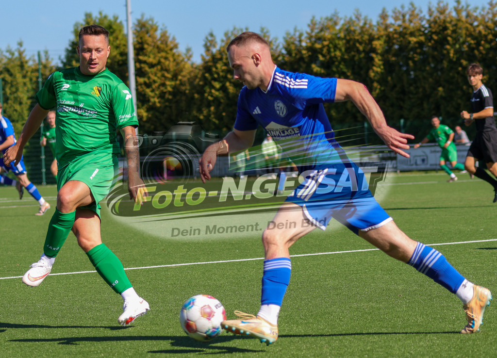 SC Enger - SV Enger-Westerenger | Auf dem Bild zu sehen: grün SC Enger: Pascal Lebek ; blau SV Enger-Westerenger: Marlon Meyer SC Enger, SV Enger-Westerenger, Saison 26/27, Kreisliga A, Enger, Deutschland - Realisiert mit Pictrs.com