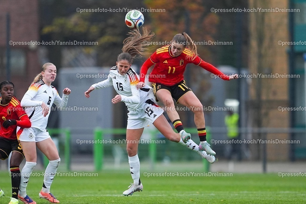 xYDRx26112501021 | 26.11.2025, xydrx, Fußball, Länderspiel, EM-Qualifikation U19-Frauen, Belgien - Deutschland, Sportschule Wedau: Maj Schneider (GER #15) im Zweikampf gegen Clementine Reynebeau (BEL #11)