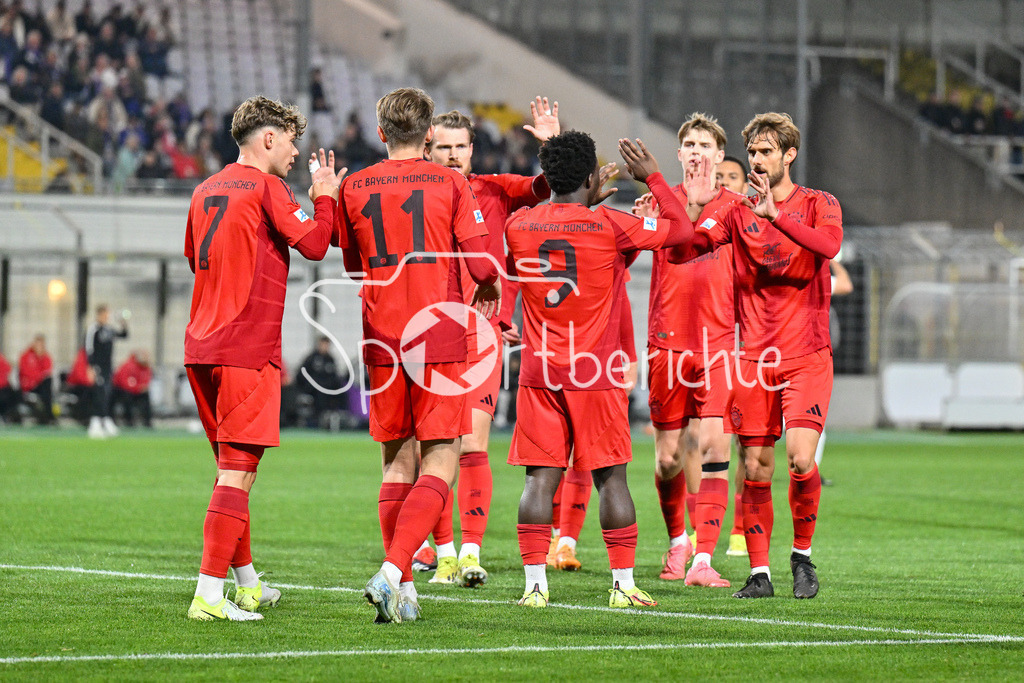 FC Bayern Amateure - TSV Schwaben Augsburg | Jubel der Bayern nach dem Treffer zum 1-0 durch Guido DELLA ROVERE (FC Bayern München II #11) / Freude / Happy /  Tor / Torschuetze / Regionalliga Bayern: FC Bayern Muenchen II - TSV Schwaben Augsburg, Gruenwalder Stadion am am 25.10.2024
