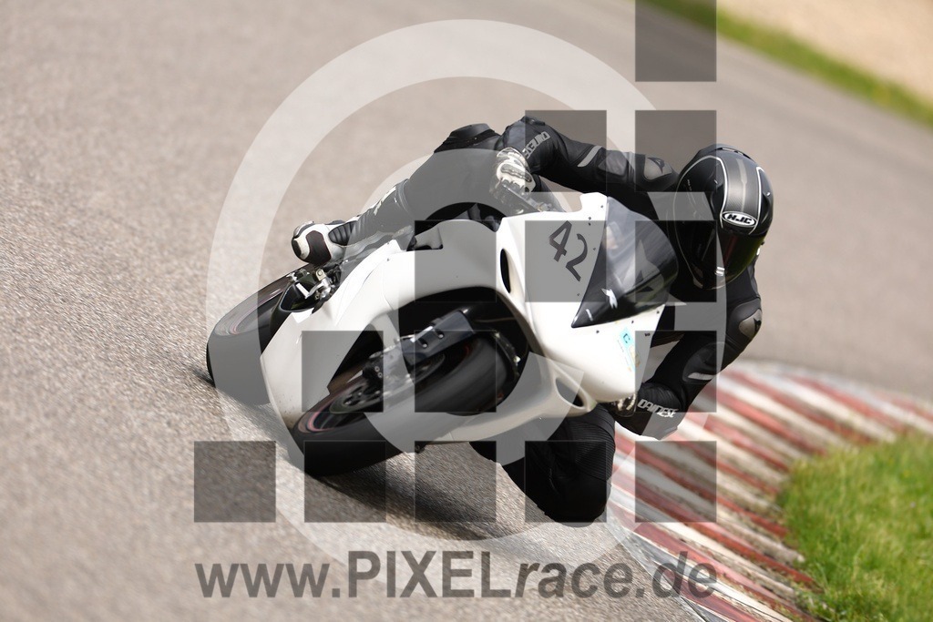 0042-20250503_02079 | Schöne Erinnerungen an spannende Momente - das festzuhalten ist unser Job. PIXELrace.de ist seit 2003 auf den Rennstrecken Europas unterwegs um die Action draußen beim Fahren und die wunderbare Stimmung imm Fahrerlager für euch einzufangen.
