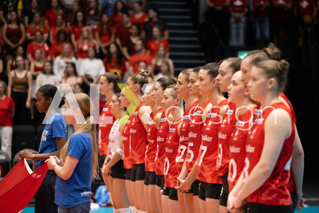 Austria v Switzerland - CEV European League Women | KRIENS, SWITZERLAND - JUNE 14: Team of Switzerland during the national anthem at the CEV European League match between Austria and Switzerland at Pilatus Arena on June 14, 2026 in Kriens, Switzerland. - Realisiert mit Pictrs.com