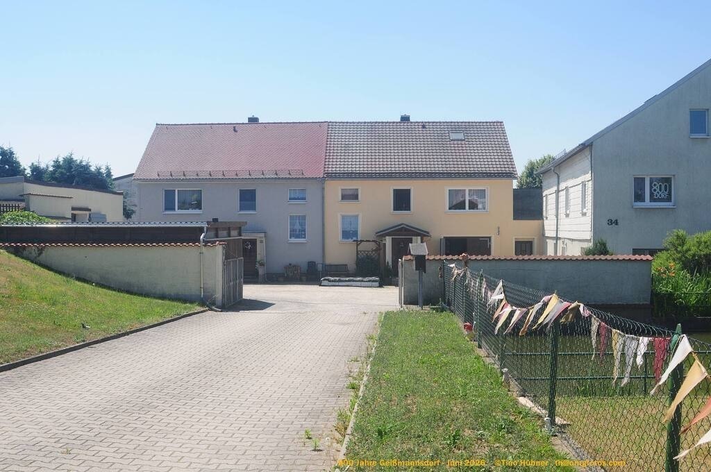 Geißmannsdorf-2026-Ortsbilder-257 | Geißmannsdorf bei Bischofswerda im Sommer 2026. Ein fotografischer Streifzug durch das Dorf Geißmannsdorf, mit Gebäuden, Straßen, Strohpuppen und geschmückten Vorgärten und Grundstücken anlässlich der 800-Jahr-Feier von Geißmannsdorf im Juni 2026 - Realisiert mit Pictrs.com