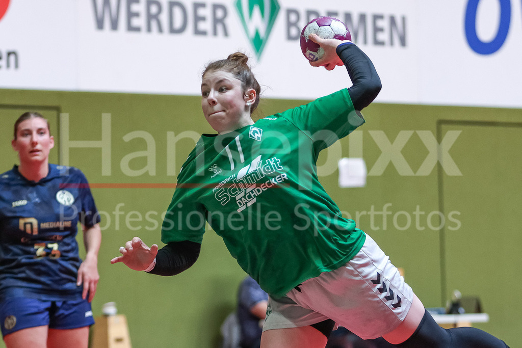 Handball, 2. Bundesliga Frauen, SV Werder Bremen - 1. FSV Mainz 05 | v.li.: Elaine Rode (SV Werder Bremen, 77) beim Siebenmeter, 7m, Spielszene, Aktion, Action , Portrait, Nahaufnahme, Einzelfoto, Einzelbild