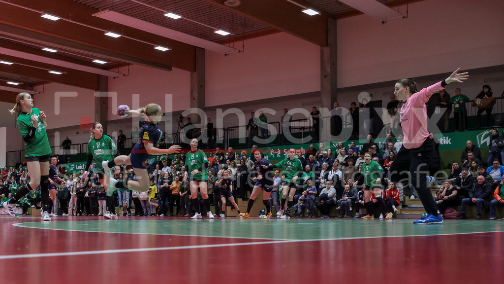 Handball, 2. Bundesliga Frauen, SV Werder Bremen - 1. FSV Mainz 05 | v.li.: Claire Ramacher (1. FSV Mainz 05, 64) beim Wurf, am Ball, Spielszene, Aktion, Action gegen Yasmin Friesen (Torhüterin, Torwart, SV Werder Bremen, 16), Totale, Panorama, Weitwinkel
