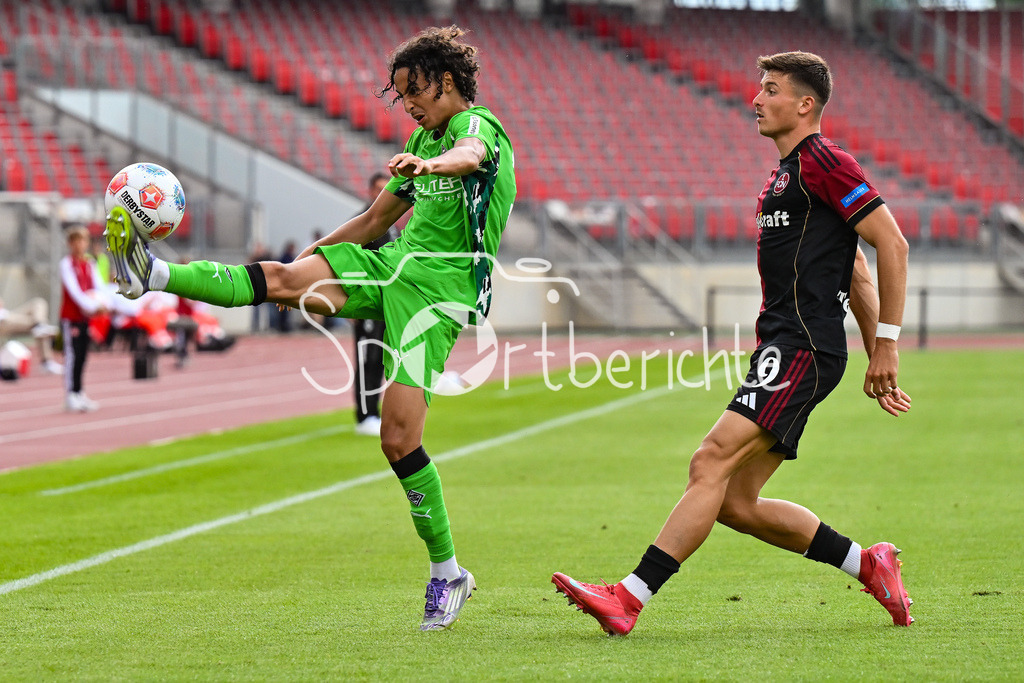 1. FC Nürnberg - Borussia Mönchengladbach | im duell Wael MOHYA (Borussia Moenchengladbach 38) und Semir TELALOVIC (1. FC Nuernberg 9) / Zweikampf / Testspiel: 1. FC Nuernberg - Borussia Mönchengladbach, Max-Morlock Stadion am 26.07.2025 / DFL REGULATIONS PROHIBIT ANY USE OF PHOTOGRAPHS AS IMAGE SEQUENCES AND/OR QUASI-VIDEO