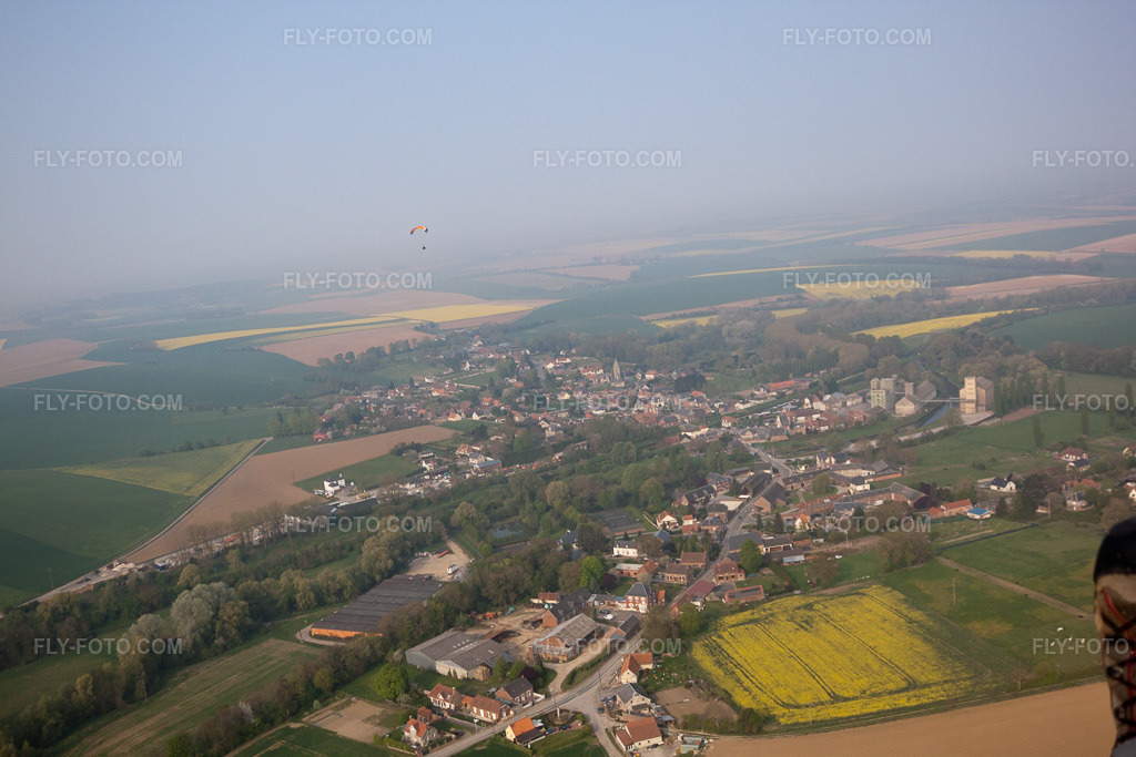 Aerial view: View of the town in Vendhuile in the state Aisne, France. – Photo: IMG_40020.jpg taken on 04/17/2011 by Werner Riehm/FLY-FOTO.com – Resolution of the original: 4752 x 3168 px