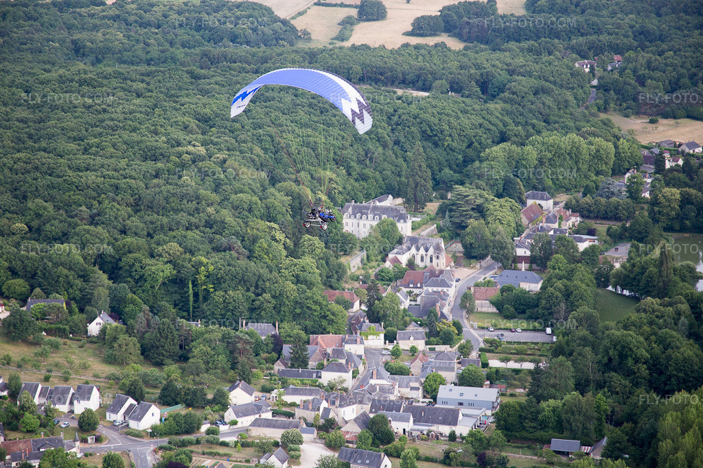Aerial view: View of the town in Saint-Ouen-les-Vignes in the state Indre et Loire, France. – Photo: IMG_082294.jpg taken on 06/20/2015 by Werner Riehm/FLY-FOTO.com – Resolution of the original: 5472 x 3648 px