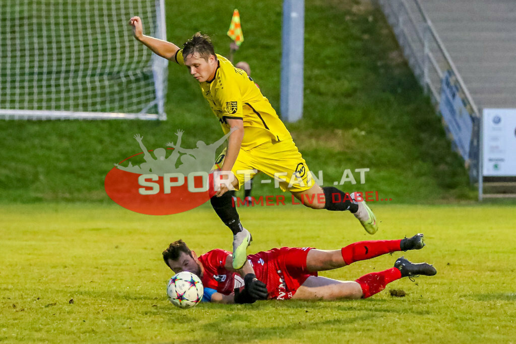 SV Feldkirchen - SC Launsdorf 2-1, Unterliga Ost | Hans Thamer (SV Feldkirchen, K #1) Fabian Gangl (SC Launsdorf #10) SV Feldkirchen - SC Launsdorf 2-1 am 23.08.2023 in Feldkirchen
(Modehaus NIMO Arena), Austria, (Photo by Ernst Krawagner sport-fan.at) - Realisiert mit Pictrs.com