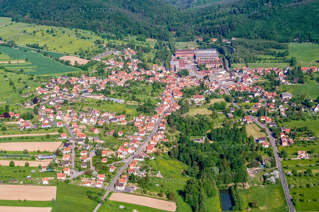 Vue aérienne: Vue de la ville depuis l'est à Oberbronn dans le département Bas Rhin, France – .Photo: IMG_10851.jpg prise le 12/05/2008 par Werner Riehm/FLY-FOTO.eu – Résolution de l'original: 3361 x 2240 px