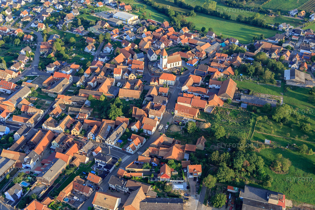 Aerial view: Église Saint-Hilaire in Minversheim in the state Bas-Rhin, France. – Photo: IMG_138065.jpg taken on 08/19/2023 by Werner Riehm/FLY-FOTO.com – Resolution of the original: 4795 x 3197 px – ccueil - Au Coeur de la Zorn