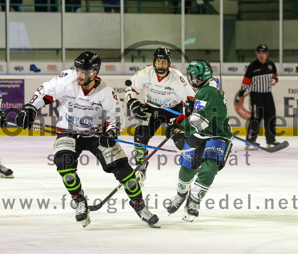 2023-11-12_046_TSV_Erding_gegen_EHC_Koenigsbrunn | Erding, Deutschland, 12.11.2023:
Eishockey, Bayernliga Vorrunde 2023 / 2024, 9. Spieltag, TSV Erding gegen EHC Königsbrunn, Endergebnis: 3:2

Mika Reuter (EHC Königsbrunn, #28), Erik Modlmayr (Erding Gladiators, #21)

Foto: Christian Riedel / fotografie-riedel.net