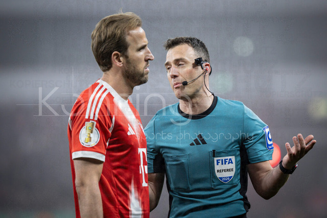 DFB Cup semifinal match Bayer 04 Leverkusen vs. FC Bayern Munich, 22.04.2026 | LEVERKUSEN, GERMANY - APRIL 22, 2026: Referee Felix Zwayer (Berlin) discusses with Harry Kane (FC Bayern Muenchen, 8) during the German DFB Cup semifinal match between Bayer 04 Leverkusen vs. FC Bayern Munich at BayArena on April 22, 2026 in Leverkusen, Germany. DFL REGULATIONS PROHIBIT ANY USE OF PHOTOGRAPHS AS IMAGE SEQUENCES AND/OR QUASI-VIDEO.