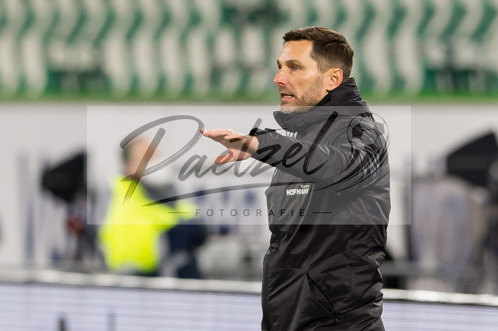 WOBFUE20220206_035 | Fussball, Herren: Trainer Stefan Leitl (SpVgg Greuther Fuerth) gestikuliert, Gestik bei dem Spiel der 1. Bundesliga zwischen VfL Wolfsburg und SpVgg Greuther Fuerth in der Volkswagen Arena am 06.02.2022 in Wolfsburg, Deutschland.DFB / DFL REGULATIONS PROHIBIT ANY USE OF PHOTOGRAPHS AS IMAGE SEQUENCES AND/OR QUASI-VIDEO. - Realisiert mit Pictrs.com