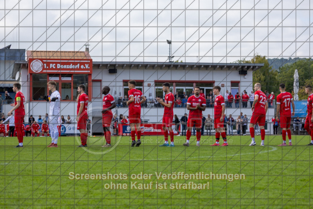 20250928_150135_0034 | #,1.FC Donzdorf (rot) vs. SV Ebersbach (schwarz), Fußball, Bezirksliga - Bezirk Neckar/Fils, 06. Spieltag, Saison 2025/2026, Rasenplatz Lautertal Stadion, Süßener Straße 16, 73072 Donzdorf, 28.09.2025 - 15:00 Uhr,Foto: PhotoPeet-Sportfotografie/Peter Harich