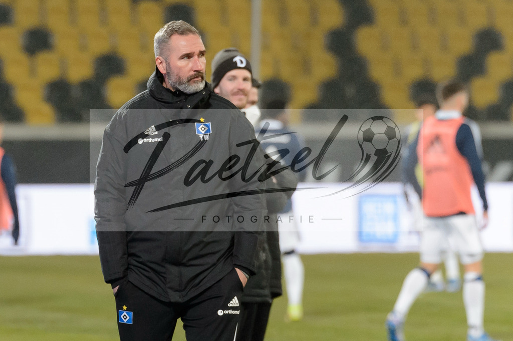 SGDHSV20220114_164 | Fussball, Herren: Trainer Tim Walter (Hamburger SV) schaut bei dem Spiel der 2. Bundesliga zwischen SG Dynamo Dresden und Hamburger SV im Rudolf-Harbig-Stadion am 14.01.2022 in Dresden, Deutschland.DFB / DFL REGULATIONS PROHIBIT ANY USE OF PHOTOGRAPHS AS IMAGE SEQUENCES AND/OR QUASI-VIDEO. - Realisiert mit Pictrs.com