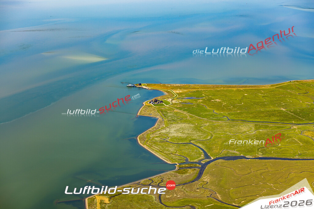 Das Luftbild der Stadt Langeneß wurde 2022 vom Flugzeug heraus erstellt (keine Drohnen-Aufnahmen) Aufnahmehöhe ca.450 Meter- hohe Bildauflösung und Druck-Qualität. Garantiert!