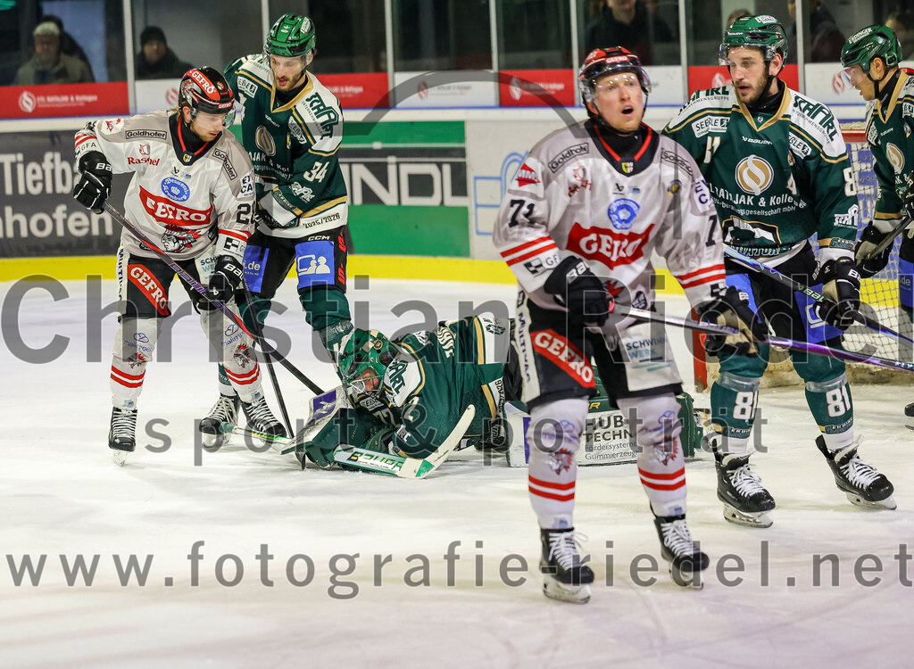 2026-02-08_009_TSV_Erding_gegen_ECDC_Memmingen_Indians | Erding, Deutschland, 08.02.2026:Eishockey, Oberliga Süd 2025 / 2026, 45. Spieltag, TSV Erding gegen ECDC Memmingen Indians, Endergebnis: Bastian Cramer (Erding Gladiators, #34), Torwart David Zabolotny (Erding Gladiators, #72), Edgars Homjakovs (ECDC Memmingen Indians, #71), Maximilian Forster (Erding Gladiators, #81)Foto: Christian Riedel / fotografie-riedel.net