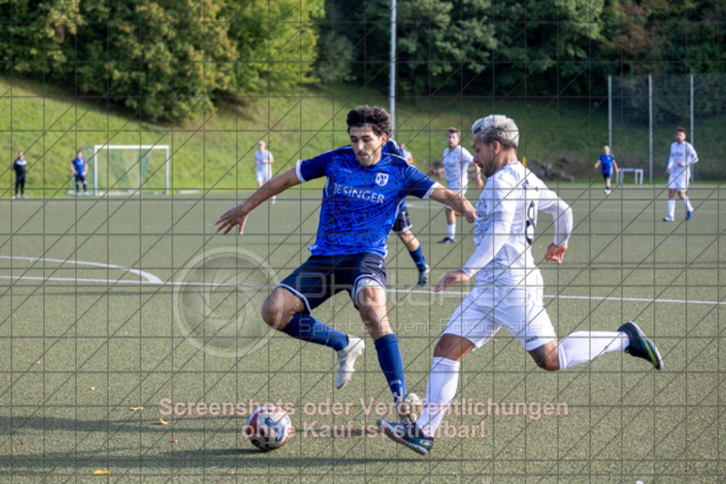 20250928_162342_0197 | Maik Lissner (TSG Salach #08)TSG Salach (weiß) vs. TSV Berkheim (blau), Fußball, Bezirksliga - Bezirk Neckar/Fils, 06. Spieltag, Saison 2025/2026, Kunstrasensportplatz, Staufenecker Straße, 73084 Salach, 28.09.2025 - 15:00 Uhr,Foto: PhotoPeet-Sportfotografie/Peter Harich