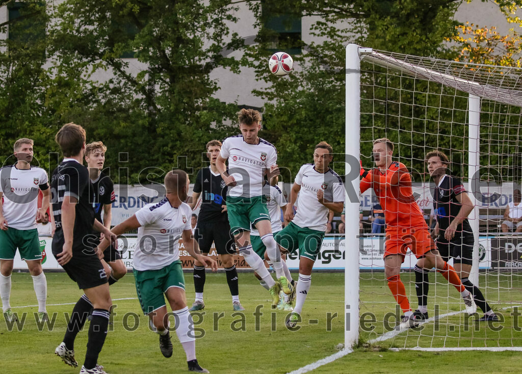 2023-08-18_020_FC_Schwaig_gegen_TSV_Kastl | Oberding, Deutschland, 18.08.2023:
Fußball, Landesliga Südost 2023 / 2024, 7. Spieltag, FC Schwaig gegen TSV Kastl, Endergebnis: 2:2

Michael Renner (TSV Kastl, #25), Nils Wölken (FC Schwaig, #8), Leon Roth (FC Schwaig, #21), Maximilian Hellinger (FC Schwaig, #23), Torwart Franz Hornof (FC Schwaig, #1), Sebastian Spinner (TSV Kastl, #10)

Foto: Christian Riedel / fotografie-riedel.net