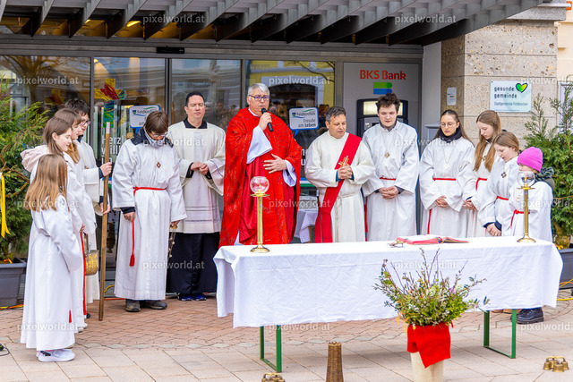 Palmbuschenweihe am Hauptplatz in Feldkirchen | Bildershop von pixelworld.at - Realisiert mit Pictrs.com