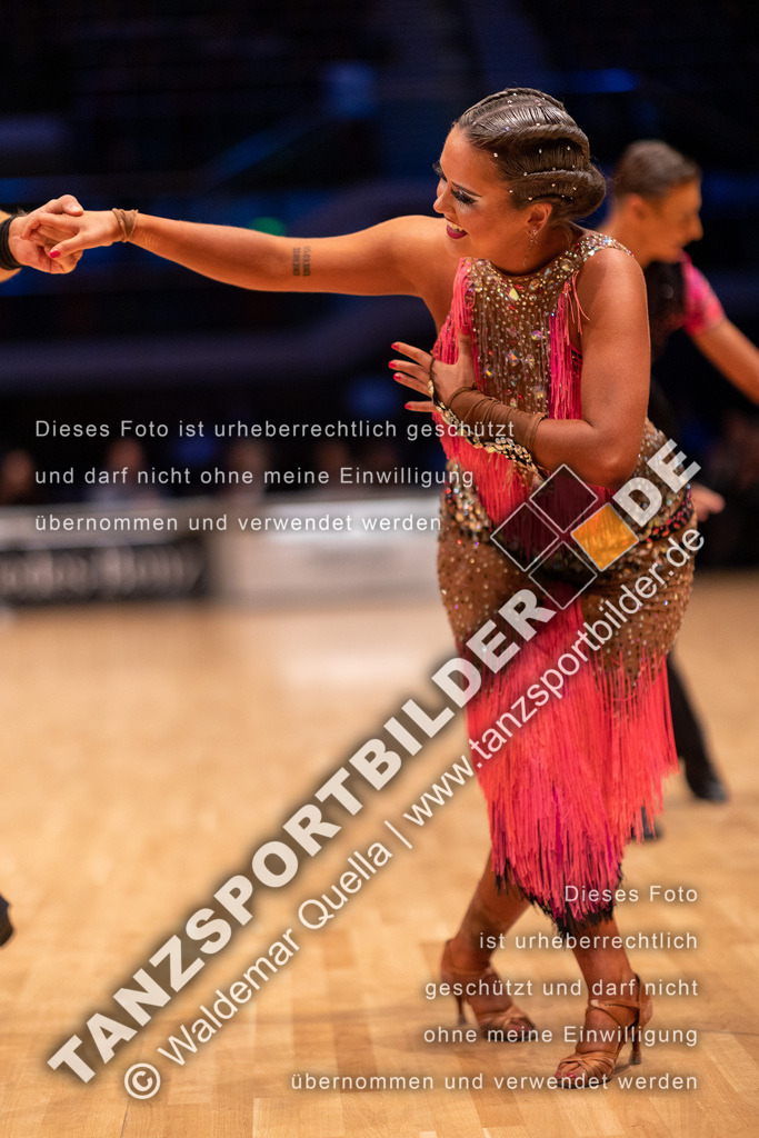 20221112-03962 | Hier finden Sie Tanz Bilder vom Latein und Standard Formationen tanzen. Sportbilder vom Tanzsport. Schöne Fotos und von Weltmeisterschaft, Europameisterschaft, Bundesliga, Regionalliga, Oberliga und Landesliga sowie von GOC Stuttgart, DanceComp, WM Bremen