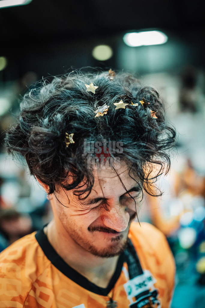 Volleyball | Herren | Saison 2025/2026 | Volleyball Ligacup | Finale | SVG Lüneburg vs. Berlin Recycling Volleys | 12.10.2024 | Nehemiah Mote (#5, BERLIN RECYCLING Volleys) mit Konfetti im Haar