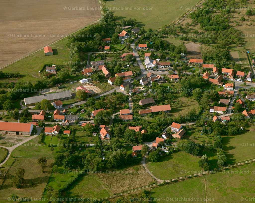 2638836 | Wülperode 23.08.2006 Landwirtschaftliche Nutzflächen und Feldgrenzen  umsäumen das Siedlungsgebiet des Dorfes in Vienenburg im Bundesland Sachsen-Anhalt, Deutschland // Agricultural land and field boundaries surround the settlement area of the village  in Vienenburg in the state Saxony-Anhalt, Germany Foto: Gerhard Launer