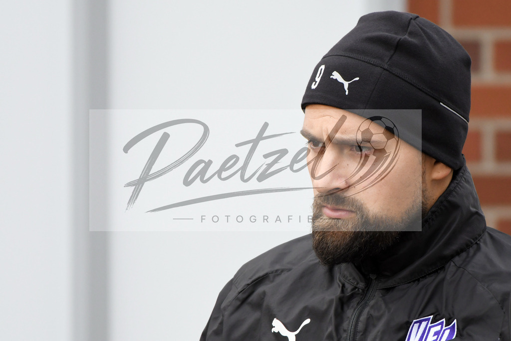 20200130_TRAOSN_0035 | Fußball, Herren: Marcos Alvarez (VfL Osnabrueck) schaut waehrend der Trainingseinheit des VfL Osnabrueck im Sportpark Illoshoehe am 30.01.2020 in Osnabrueck, Deutschland. - Realisiert mit Pictrs.com