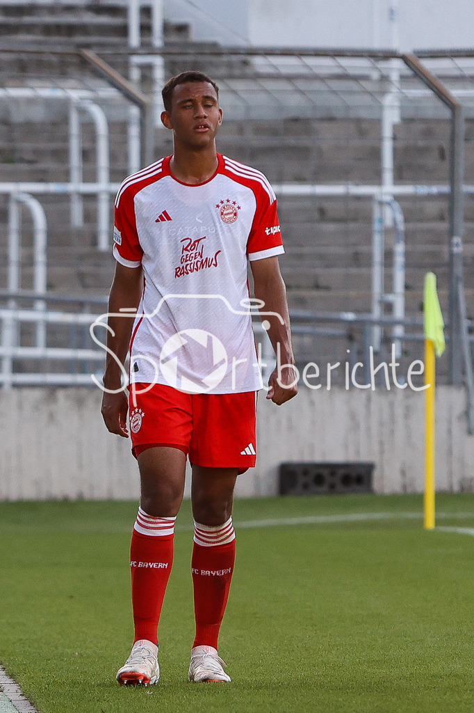 FC Bayern Amateure - FC Memmingen | der verletzte Tarek BUCHMANN (FCB #36) muss vom Platz