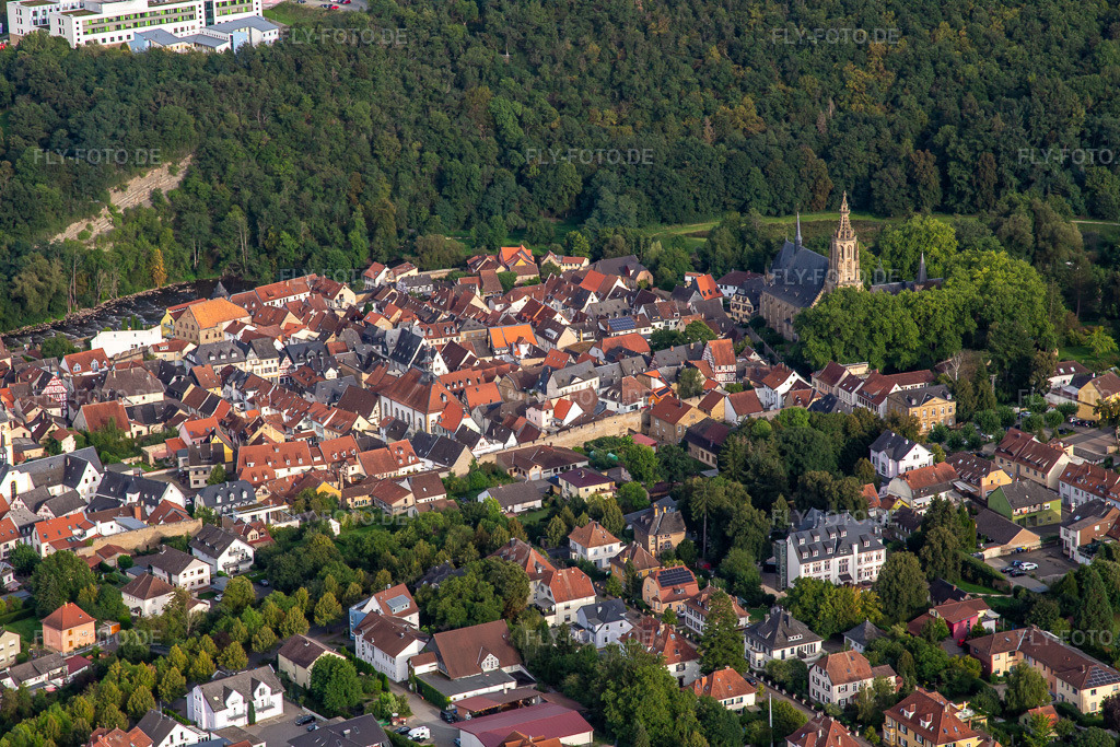 Luftbild: Historische Altstadt von Norden in Meisenheim im Bundesland Rheinland-Pfalz in Deutschland. Foto: IMG_138123.jpg vom 03.09.2023 durch Werner Riehm/FLY-FOTO.de
