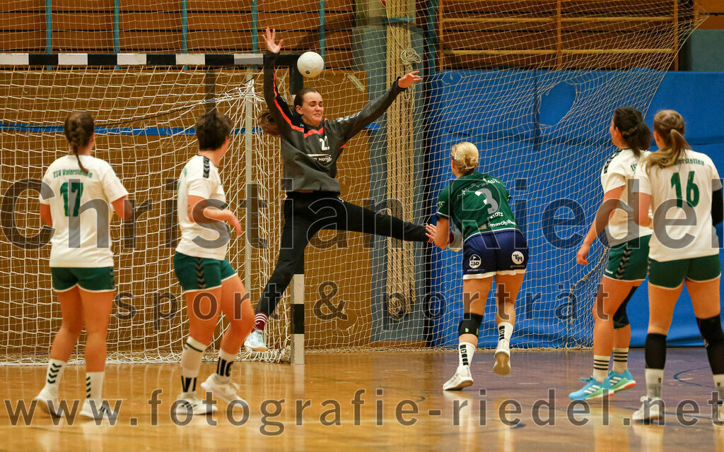 2023-09-16_028_TSV_Vaterstetten_gegen_SV_Muenchen_Laim | Baldham, Deutschland, 16.09.2023:
Handball, Bayernliga Frauen Staffel Süd 2023 / 2024, 1. Spieltag, TSV Vaterstetten gegen SV München Laim, Endergebnis: 23:34

Verena Taenzler (TSV Vaterstetten, #17), Anna-Lena Vogel (TSV Vaterstetten, #11), Torfrau Theresa Schwarz (TSV Vaterstetten, #22), Katharina Klotz (SV München Laim, #3)

Foto: Christian Riedel / fotografie-riedel.net