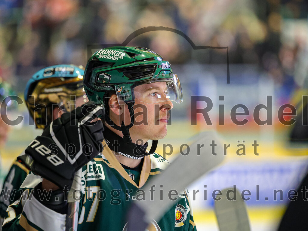 2025-11-16_096_TSV_Erding_gegen_Selber_Woelfe | Erding, Deutschland, 16.11.2025:Eishockey, Oberliga Süd 2025 / 2026, 17. Spieltag, TSV Erding gegen Selber Wölfe, Endergebnis: 3:1Thomas Matheson (Erding Gladiators, #37)Foto: Christian Riedel / fotografie-riedel.net
