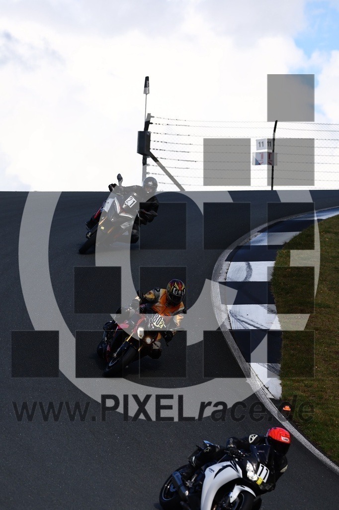 0021-20250915_01745 | Schöne Erinnerungen an spannende Momente - das festzuhalten ist unser Job. PIXELrace.de ist seit 2003 auf den Rennstrecken Europas unterwegs um die Action draußen beim Fahren und die wunderbare Stimmung imm Fahrerlager für euch einzufangen.