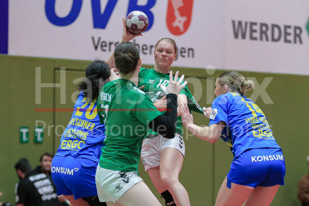 Handball, 2. Bundesliga Frauen, SV Werder Bremen - HC Leipzig | v.li.: Denise Engelke (SV Werder Bremen, 18) am Ball, Spielszene, Aktion, Action