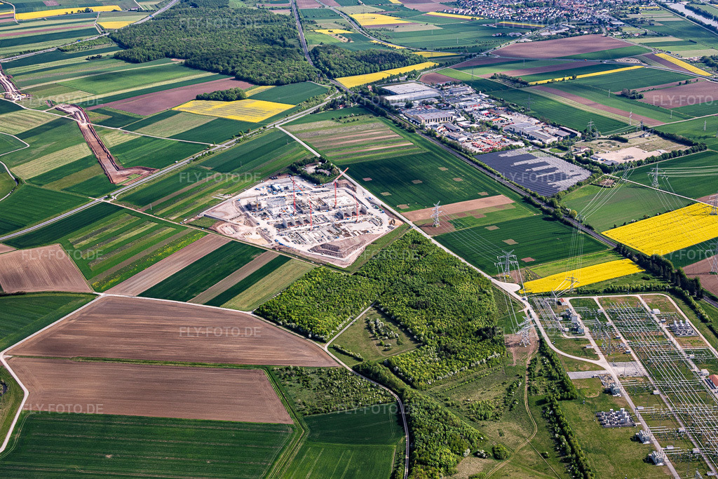 Luftbild: Baustelle zum Bau der HVDC Konverterstation Südlink DC4B - Bergrheinfeld in Bergrheinfeld im Bundesland Bayern in Deutschland. – Foto: IMG_156148.jpg vom 03.05.2026 durch Werner Riehm/FLY-FOTO.de – Auflösung des Originals: 5622 x 3748 px – WWW.TENNET.EU