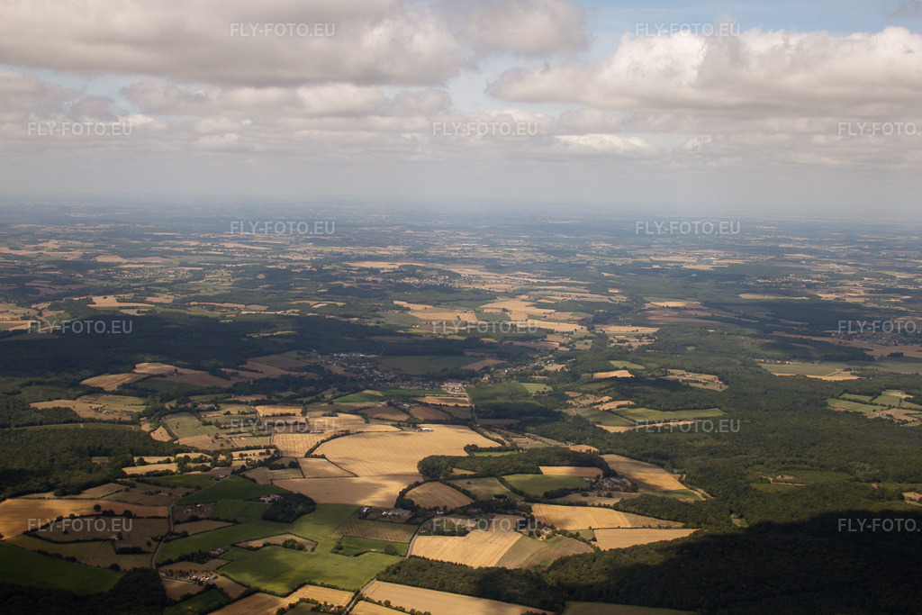 Vue aérienne: Vue de la ville à Berfay dans le département Sarthe, France. Photo: IMG_20025.jpg prise le 30/07/2009 par Werner Riehm/FLY-FOTO.eu – Résolution de l'original: 4752 x 3168 px