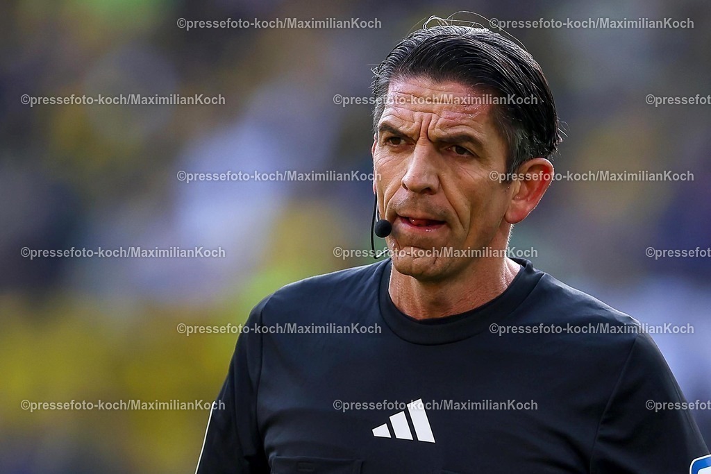 BVB08032502223 | 08.03.2025, Fußball, Borussia Dortmund - FC Augsburg, 1. Fußball Bundesliga, 25. Spieltag, Signal Iduna Park, Saison 2024 2025: Schiedsrichter Deniz AytekinDFB regulations prohibit any use of photographs as image sequences and or quasi-video.