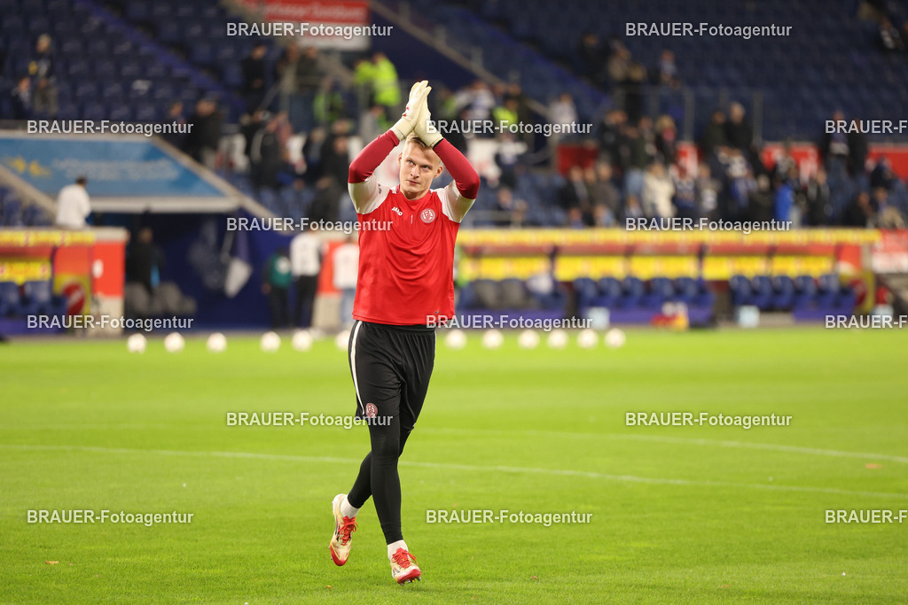 MSV Duisburg - Rot-Weiss Essen  | Duisburg, Deutschland, 26.10.2025 Jakob Golz  (Rot-Weiss Essen) begrüßt die Fans während des 3.Liga Spiels zwischen MSV Duisburg und Rot-Weiss Essen in der Schauinsland-Reisen-Arena am 26.10.2025 in Duisburg (Foto von Timo Bluhmki-Schmidt/ Brauer Fotoagentur